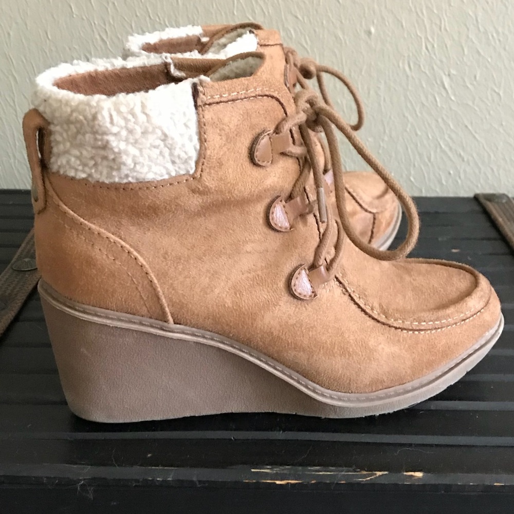 🍁 Mad Love wedge boots size 6.5